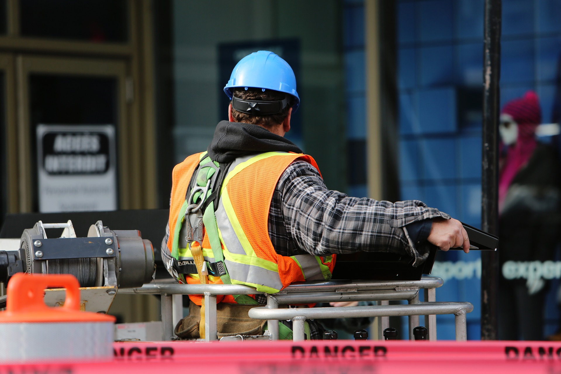 construction-worker-g13e0ebd43_1920